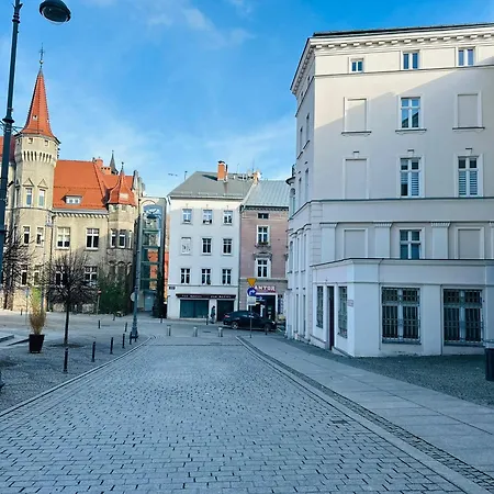 Ratuszowy * 瓦乌布日赫